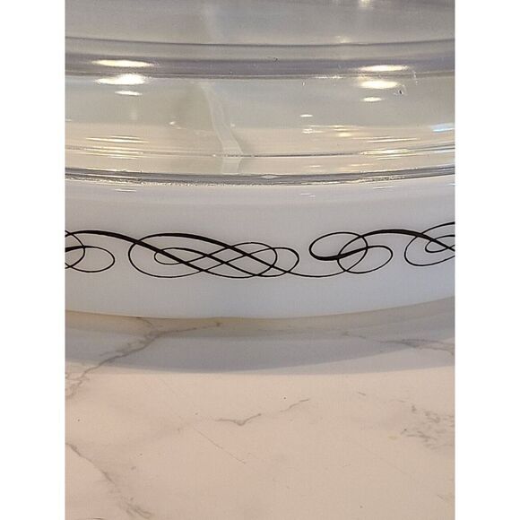 PYREX White & Black Scroll Oval DIVIDED CASSEROLE 1.5 Quart with Lid 945 C EUC - Picture 5 of 12